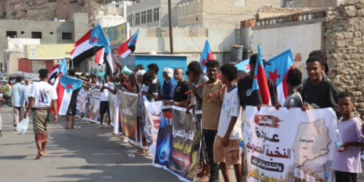 انتقالي حضرموت ينظم وقفة احتجاجية أمام بوابة ميناء المكلا