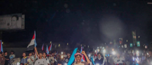 مسيرة ليلية في المنصورة احتجاجاً على تدهور الخدمات ورفضاً للوصاية السعودية