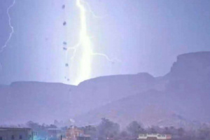 صاعقة رعدية تودي بحياة عامل وتصيب ثلاثة آخرين في وادي عمد بحضرموت