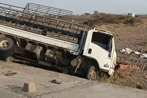 مطالبات عاجلة بصيانة عبارات السيول بعد حادث شاحنة في باب المندب