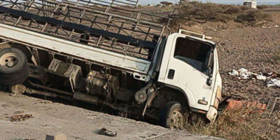 مطالبات عاجلة بصيانة عبارات السيول بعد حادث شاحنة في باب المندب