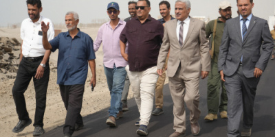 برعاية وتوجيهات وزير الأشغال.. رئيس صندوق صيانة الطرق يدشن أعمال الأسفلت في خط &laquo;دوفس&raquo; بأبين
