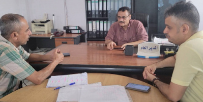 مدير عام البريقة يناقش سبل تحسين الشبكة الكهربائية بالمديرية
