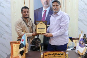 الزامكي يكرّم المناضل "أبو ردفان القطيبي" بدرع الوفاء