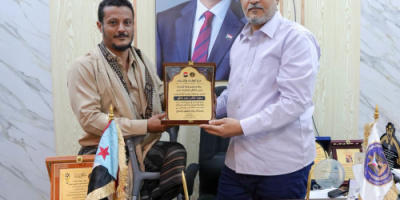 الزامكي يكرّم المناضل "أبو ردفان القطيبي" بدرع الوفاء