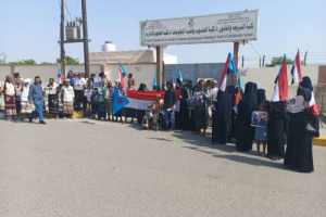 وقفة احتجاجية وإضراب جزئي أمام جامعة أبين ضمن برنامج التصعيد تؤكد التمسك بالمطالب الحقوقية والأكاديمية