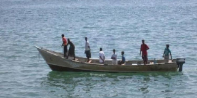 إصابة صيادين وفقدان آخرين في قصف باليستي حوثي استهدف قواربهم قرب جزيرة حنيش