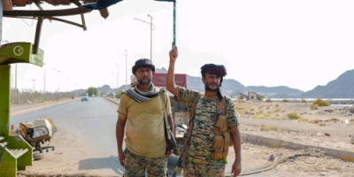 انتقالي العاصمة عدن ينفذ حملة لتوزيع ورفع أعلام الجنوب في النقاط الأمنية والعسكرية   