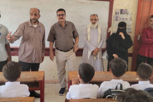 مدير البريقة يشيد بمستوى إقبال الطلبة وإنتظام المعلمين في أول أيام العام الدراسي الجديد