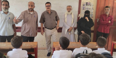 مدير البريقة يشيد بمستوى إقبال الطلبة وإنتظام المعلمين في أول أيام العام الدراسي الجديد