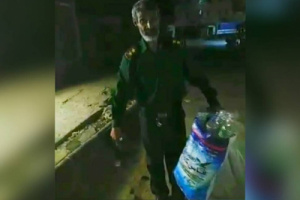 أربعة أشهر بلا رواتب .. نقيب في البحث الجنائي يجمع علب المياه لإعالة أسرته