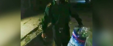 أربعة أشهر بلا رواتب .. نقيب في البحث الجنائي يجمع علب المياه لإعالة أسرته