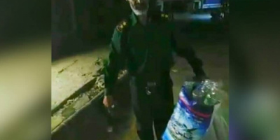 أربعة أشهر بلا رواتب .. نقيب في البحث الجنائي يجمع علب المياه لإعالة أسرته