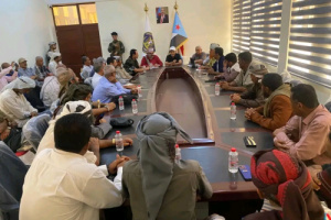 النقيب يعقد لقاءً موسعُا بعدد من المشائخ والشخصيات القبلية والمجتمعية في الجنوب