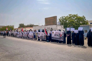 منسقية الانتقالي بجامعة حضرموت تنظم وقفة احتجاجية دعماً لمطالب الأكاديميين والموظفين والطلاب