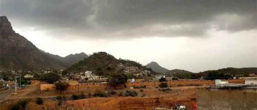 تحذيرات من السيول والصواعق والرياح الهابطة في عدد من المحافظات