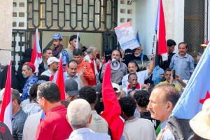 وقفة احتجاجية تندد بمنع النشيد الوطني الجنوبي وإنزال علم الجنوب من مدارس العاصمة عدن