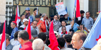 وقفة احتجاجية  تندد بمنع النشيد الوطني الجنوبي وإنزال علم الجنوب من مدارس العاصمة عدن