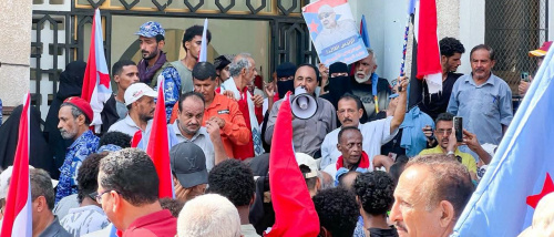 وقفة احتجاجية  تندد بمنع النشيد الوطني الجنوبي وإنزال علم الجنوب من مدارس العاصمة عدن