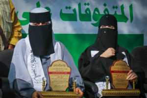 السلطة المحلية بالضالع تكرّم طالبتين ضمن الأوائل بمعدل 99.88%