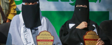 السلطة المحلية بالضالع تكرّم طالبتين ضمن الأوائل بمعدل 99.88%