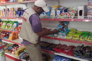 صناعة خورمكسر" يضبط مواد غذائية ومشروبات منتهية الصلاحية بـ "غازي علوان والعريش" ويُحيل المخالفين للجهات المختصة