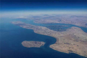 رويترز: مقتل شخص وإصابة 3 في هجوم على سفينة تجارية إيرانية قبالة ساحل جزيرة قشم