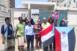 وقفة احتجاجية أمام محكمة المنصورة تضامنًا مع المناضل معين المقرحي