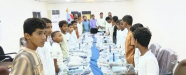 انتقالي لحج يقدم مستلزمات مدرسية لفريق البراعم بقرية الحاسكي في تبن