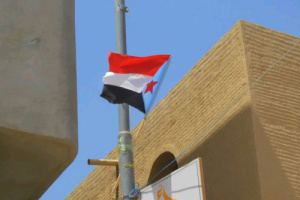 شباب الغضب يواصلون حملة رفع أعلام الجنوب بحي القرن بسيئون