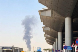 رويترز: تصاعد ألسنة اللهب وأعمدة الدخان قرب مطار الرياض 