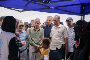 انتقالي العاصمة عدن يتفقد مخيم النازحين في رأس عمران ويطلع على أبرز احتياجاتهم الصحية والإنسانية