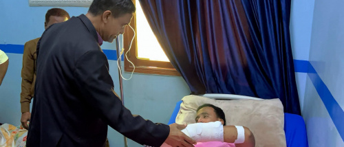 التميمي يطمئن على صحة أحد ضباط القوات المسلحة الجنوبية