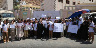 وقفة في المكلا ترفض قرارات فصل المعلمين المتعاقدين تعسفيا 