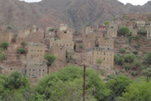 قصف باليستي حوثي يستهدف مدرسة تؤوي عشرات الأسر النازحة في لحج