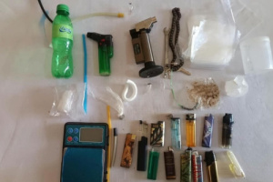 مكافحة المخدرات تضبط وكراً لإحدى عصابات ترويج الشبو والحشيش بالمكلا