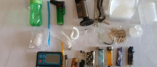 مكافحة المخدرات تضبط وكراً لإحدى عصابات ترويج الشبو والحشيش بالمكلا