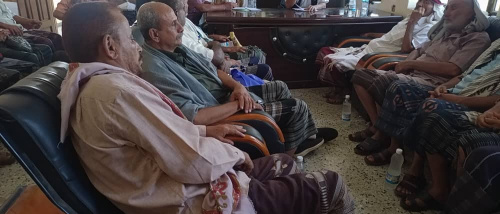 مدير عام الملاح يعقد اجتماعاً مع مشائخ وأعيان وامنيين لمناقشة تسيير قافلة دعم للجبهات