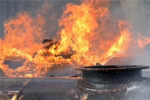 إصابة ناقلة بقذيفة مجهولة أثناء مغادرتها مضيق هرمز واندلاع حريق على متنها