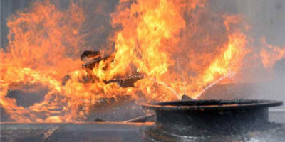 إصابة ناقلة بقذيفة مجهولة أثناء مغادرتها مضيق هرمز واندلاع حريق على متنها