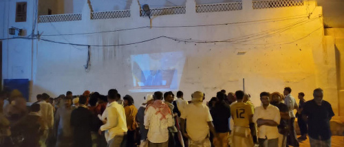 أبناء مديرية شبام يتابعون كلمة الرئيس الزُبيدي ويحتفلون بالألعاب النارية