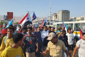يتقدمهم الجفري.. حشود جماهيرية تتجه إلى ساحة القرار قرارنا للمشاركة في مليونية التعبئة الشعبية