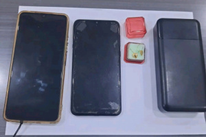 عدن .. شرطة بئر فضل تستعيد ذهبًا وهواتف ومقتنيات مسروقة وتضبط المتهم