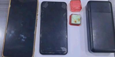 عدن .. شرطة بئر فضل تستعيد ذهبًا وهواتف ومقتنيات مسروقة وتضبط المتهم