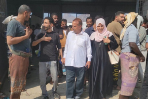 مدير عام البريقة يوجه بإدخال الباعة في الأبنية العشوائية والمتجولين إلى السوق المركزي الجديد