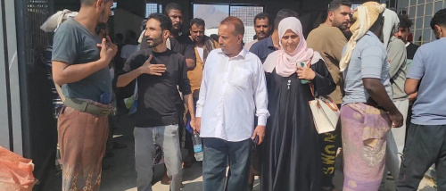 مدير عام البريقة يوجه بإدخال الباعة في الأبنية العشوائية والمتجولين إلى السوق المركزي الجديد