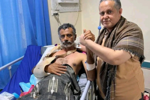 الحالمي يطمئن على صحة القائد فاروق الكعلولي ويشيد بمواقفه البطولية في جبهة الصبيحة