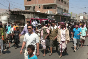 في موكب جنائزي..انتقالي أبين يشيع جثمان المناضل صالح بن عطاف في خنفر