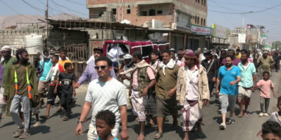 في موكب جنائزي..انتقالي أبين يشيع جثمان المناضل صالح بن عطاف في خنفر