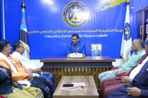 التميمي يتسلّم الدفعة الثانية من استمارات التسجيل في التعبئة الشعبية العامة بمديريات وادي حضرموت